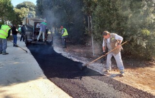 ASFALTIRA SE TRASA POVRATNOG TLAČNOG CJEVOVODA, NA UPOVU CUVI U TIJEKU ARMIRAČKI I TESARSKI RADOVI ASFALTIRA SE TRASA POVRATNOG TLAČNOG CJEVOVODA, NA UPOVU CUVI U TIJEKU ARMIRAČKI I TESARSKI RADOVI