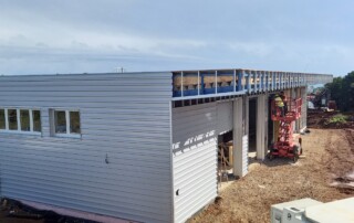 MONTAŽA FASADE NA GARAŽI PRIBLIŽAVA SE KRAJU, NA UPRAVNOJ ZGRADI SE POSTAVLJAJU KERAMIČKE PLOČICE MONTAŽA FASADE NA GARAŽI PRIBLIŽAVA SE KRAJU, NA UPRAVNOJ ZGRADI SE POSTAVLJAJU KERAMIČKE PLOČICE