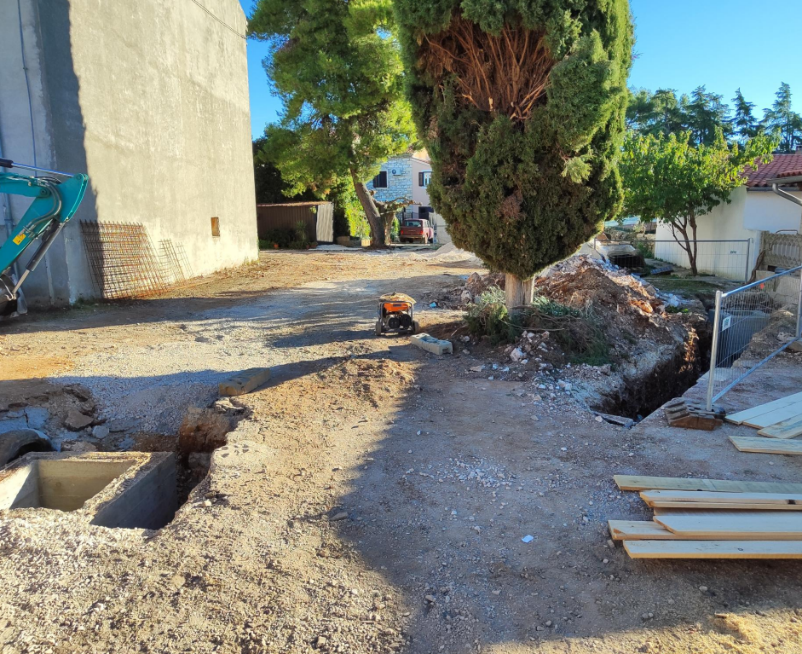 POČETAK RADOVA NA IZGRADNJI OGRANKA FEKALNE KANALIZACIJE U ROVINJSKOJ ULICI U BALAMA POČETAK RADOVA NA IZGRADNJI OGRANKA FEKALNE KANALIZACIJE U ROVINJSKOJ ULICI U BALAMA