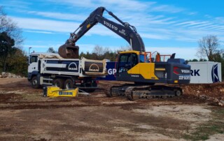 U TIJEKU JE IZVEDBA ZEMLJANIH RADOVA NA GARAŽI ZA TERETNA VOZILA U TIJEKU JE IZVEDBA ZEMLJANIH RADOVA NA GARAŽI ZA TERETNA VOZILA