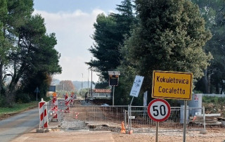 RADOVI NA IZGRADNJI FEKALNE KANALIZACIJE U NASELJU COCALETTO PRI KRAJU – U PONEDJELJAK POČINJE ASFALTIRANJE I NORMALIZACIJA PROMETA