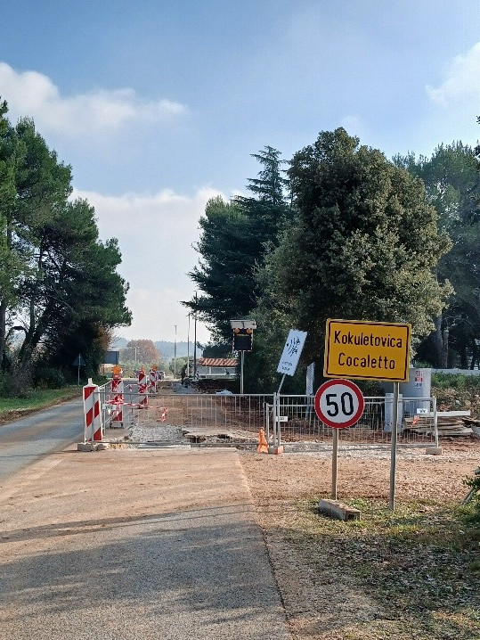 RADOVI NA IZGRADNJI FEKALNE KANALIZACIJE U NASELJU COCALETTO PRI KRAJU – U PONEDJELJAK POČINJE ASFALTIRANJE I NORMALIZACIJA PROMETA